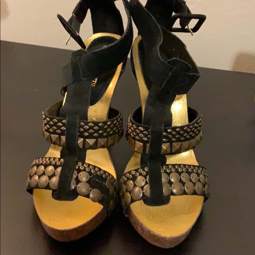 Platform heel sandals with brass metal pieces